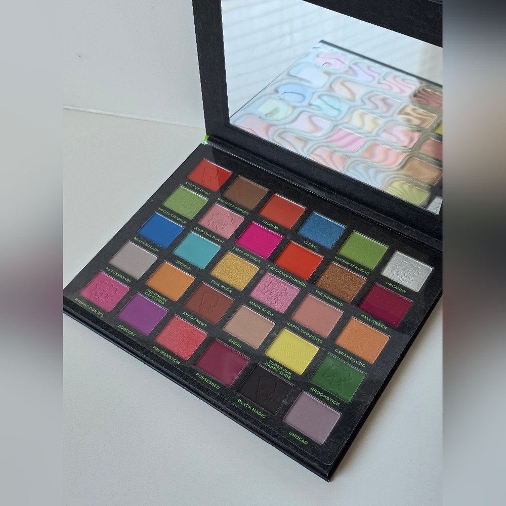 NEW Revolution x The Simpsons Treehouse of Horror Spooktacular Palette -30 Color - Picture 4 of 4